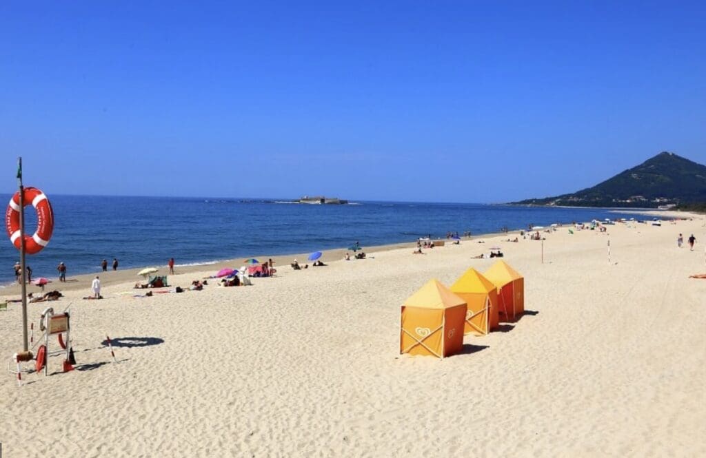 Strand vlak voor Caminha